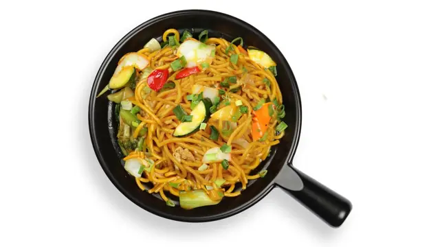 Lo Mein nuudlid seente ja aedviljadega