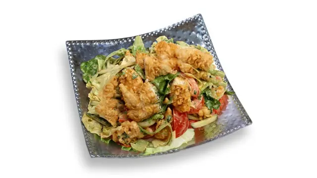Värske roheline salat kalaga